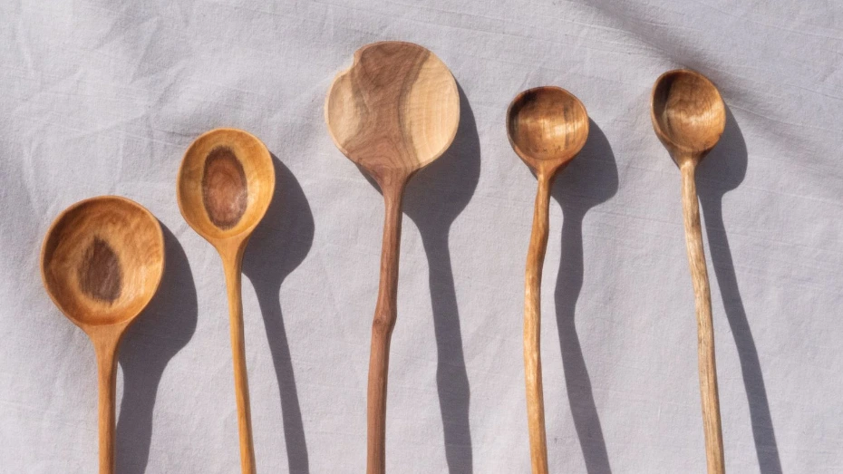 Sculpture en bois vert. Cuillères en bois sur fond blanc