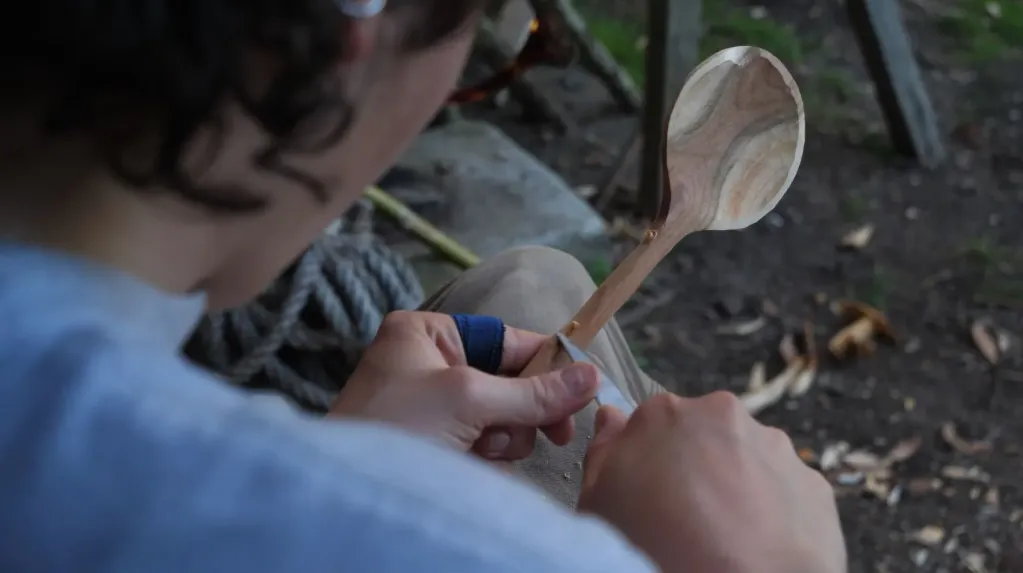 Grande cuillère de cuisine en cerisier